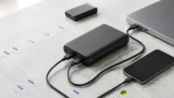 Stor nøytral powerbank som lader mobil og bærbar PC med separate USB-C-kabler