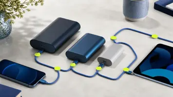 Tre powerbanker koblet til mobil og nettbrett med blå USB-C-kabler